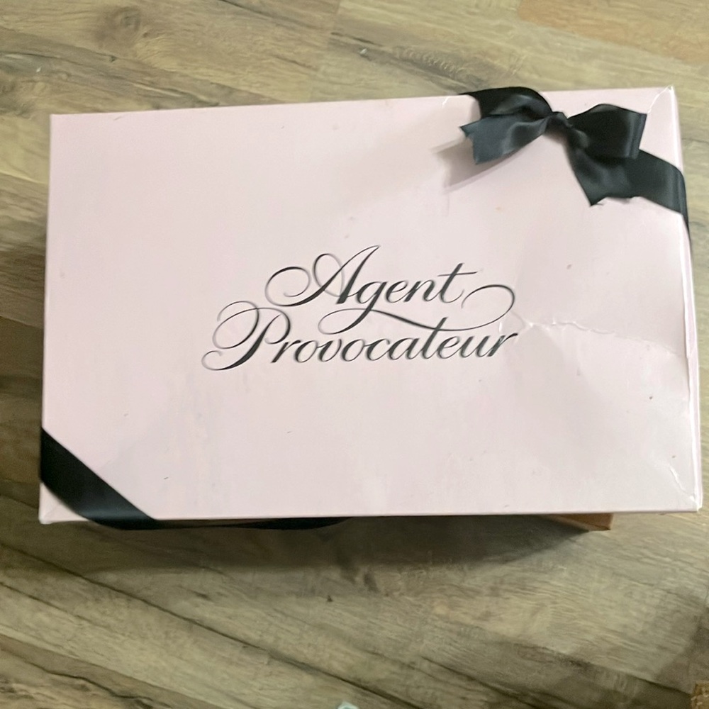 Agent provocateur box with bow Medium- large T-shirt size box